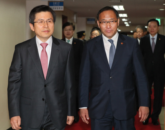 황교안 국무총리(왼쪽)와 홍윤식 행정자치부 장관이 3일 서울 세종로 정부서울청사에서 열린 국무회의에 입장하고 있다.